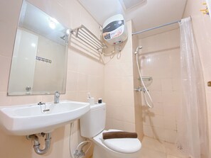 Apartment | Bathroom | Shower, towels, soap, shampoo