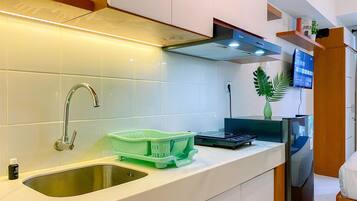 Studio | Private kitchen | Full-sized fridge, stovetop, rice cooker