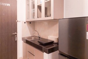 Refrigerador con freezer, placa de cocina, arrocera