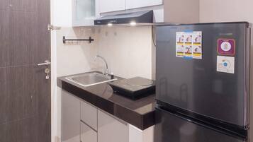 Studio | Private kitchen | Full-size fridge, stovetop, rice cooker