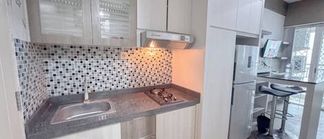 Lägenhet | Eget kök | Stort kylskåp, spishäll, riskokare och matbord