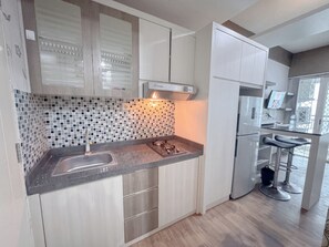 Appartement | Privékeuken | Een koelkast met diepvriezer, een kookplaat, een rijstkoker