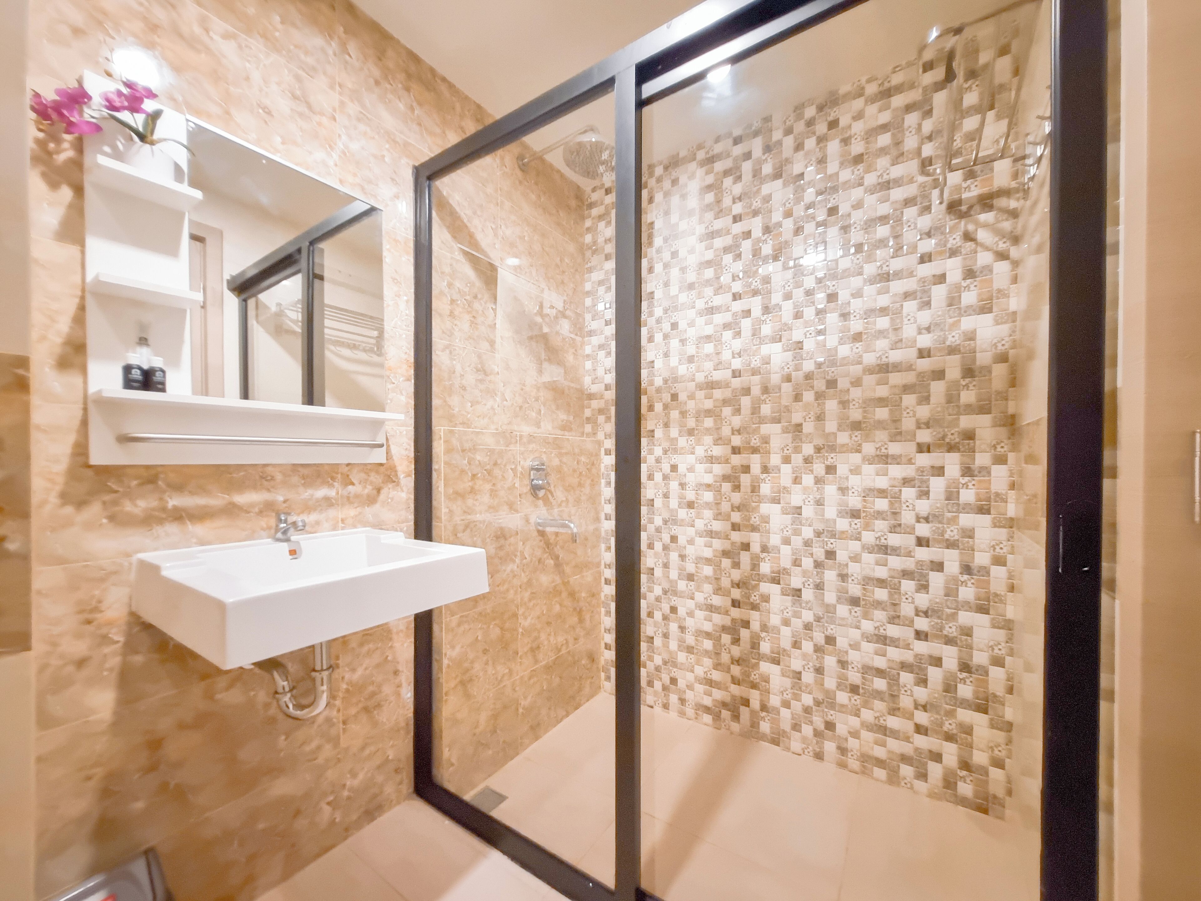 Studio | Bathroom | Shower, towels, soap, shampoo
