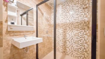 Studio | Bathroom | Shower, towels, soap, shampoo