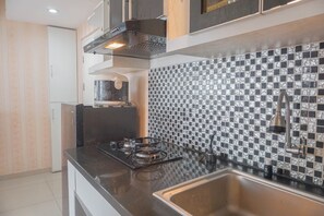 Refrigerador con freezer, placa de cocina, arrocera, mesa de comedor