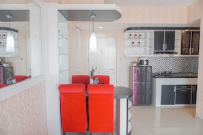 Full-sized fridge, stovetop, rice cooker, dining tables - Cozy Living And Relaxing 2Br At Bogor Valley Apartment (Bogor)