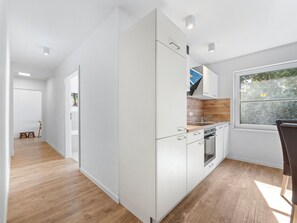 Kjøleskap, ovn, kokeplater og oppvaskmaskin