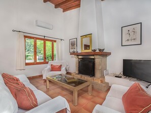 Kamin, Tischtennisplatte, Stereoanlage