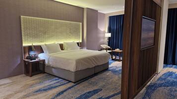 Suite ejecutiva, vistas al mar | 1 dormitorio, minibar, caja fuerte y escritorio