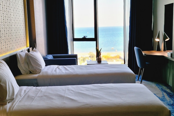 Habitación Grand con 2 camas individuales, vista al mar | 1 habitación, minibar, caja de seguridad en la habitación y escritorio