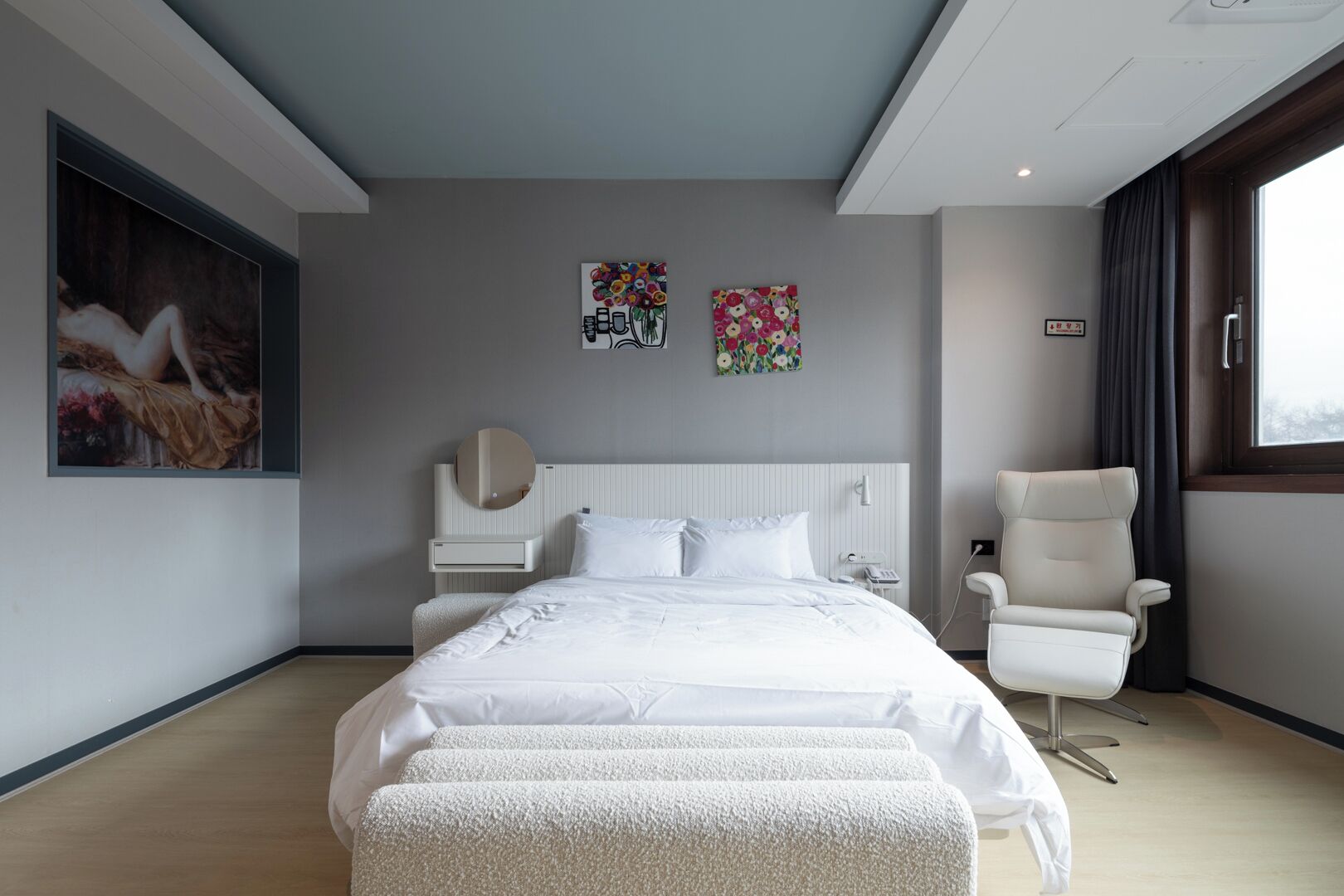 Suite Prestigio | Escritorio, espacio para trabajar con laptop y wifi gratis 