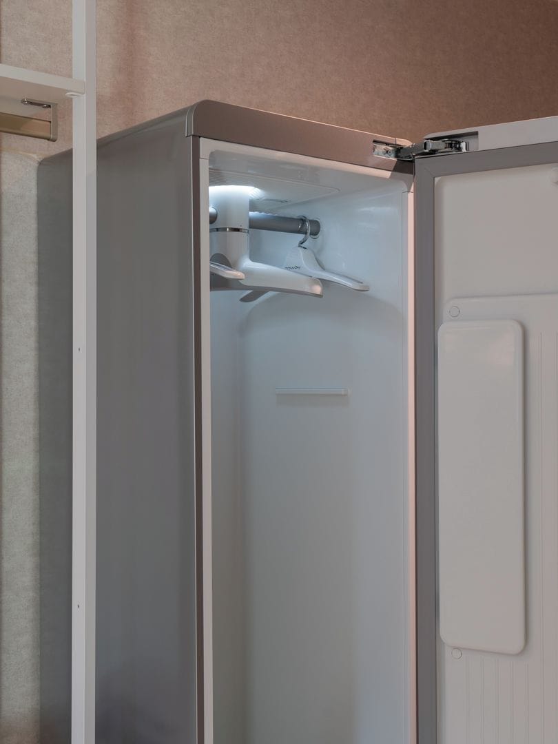 Un bany amb un disseny modern, que inclou una cabina de dutxa i un vàter.
