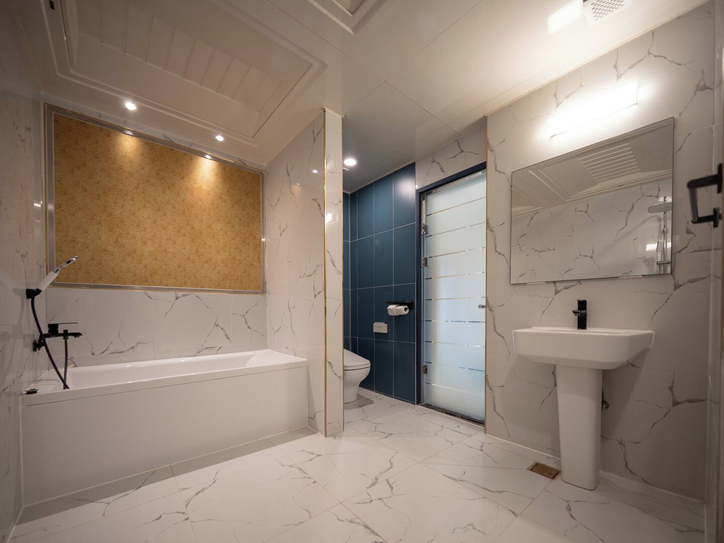 Un baño moderno con bañera, inodoro y lavamanos.