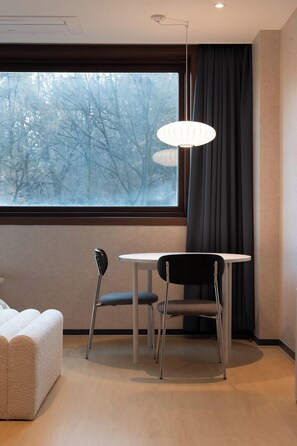 Classic Twin Room | Meja, ruang kerja komputer riba, Wi-fi percuma 