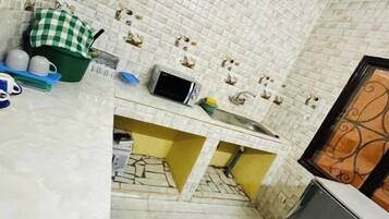 Cookware/dishes/utensils