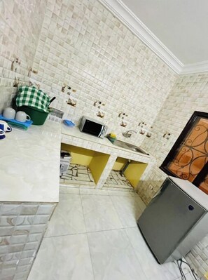 Cookware/dishes/utensils