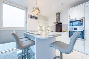 Kylskåp, mikrovågsugn, ugn och spishäll