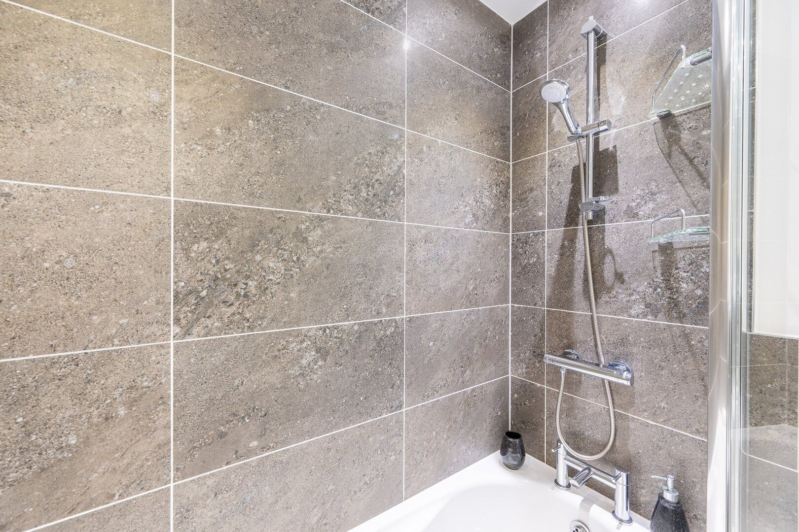 Une salle de bain avec une baignoire, une douche et un lavabo.