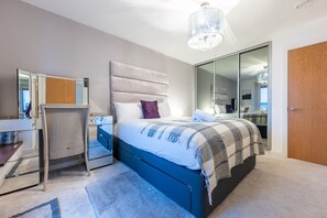 2 bedrooms, iron/ironing board, internet, bed sheets