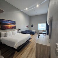 Escritorio, espacio para trabajar con laptop y cortinas blackout 