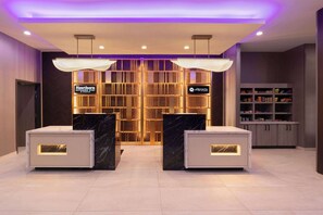 Lobby - La Quinta Inn & Suites by Wyndham DeSoto (DeSoto)
