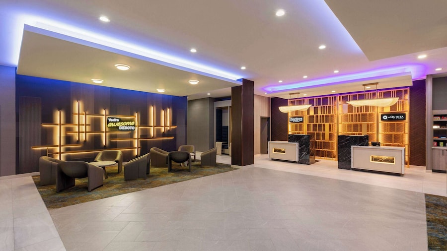 La Quinta Inn & Suites by Wyndham DeSoto