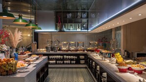 Un buffet proposant une variété de plats et un vase décoratif rempli de fleurs.