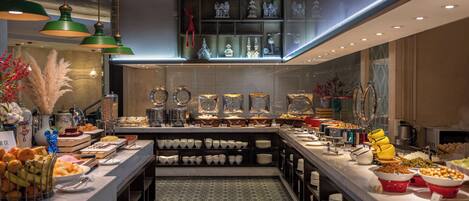 Daily buffet breakfast (CNY 68 per person)