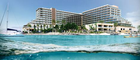 Rannalla, valkoista hiekkaa, maksullisia cabañoita, aurinkotuoleja