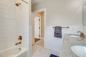 Hair dryer, towels - Private Balcony: Spacious, Updated Savannah Apt! (Savannah)