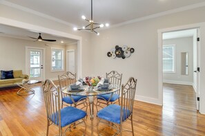 Dining - Private Balcony: Spacious, Updated Savannah Apt! (Savannah)