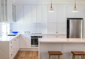 Réfrigérateur, micro-ondes, plaque de cuisson, lave-vaisselle