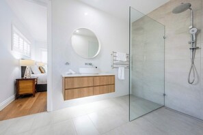 Douche, séchoir à cheveux, serviettes fournies