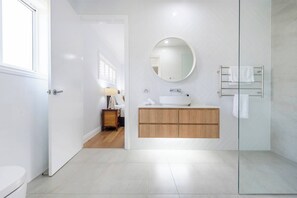 Shower, hair dryer, towels - Driftwood - Oceanstays (Yamba)