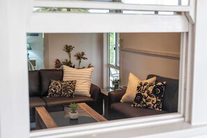 Interior - Clarence River Retreat - Oceanstays - Farmstay & Jetty (Lawrence)