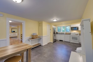 Fridge, microwave, stovetop, dishwasher - Walk to Sorrento Town Dock: Pet-Friendly Apartment (Sorrento)