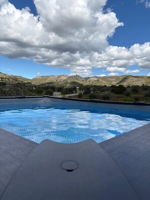 A swimming pool with a view of mountains and a clear sky. - Charming 2-bedroom country house in marvelous Avola with AC, WiFi (Avola)