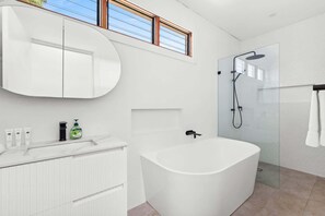 Shower, hair dryer, towels, shampoo - Elegant 3-Bed Home with Games Room & Balcony (North Balgowlah)