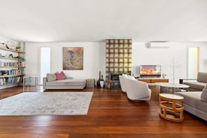 Televisión, chimenea y oficina 