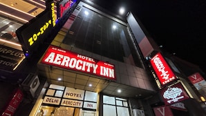 Hotel Aerocity Inn, med tydelig skilt med hotellets navn.