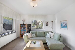 TV, DVD player, stereo - Holiday Apartment 'Rheinblick' with Balcony and Wi-Fi (Sankt Goar)