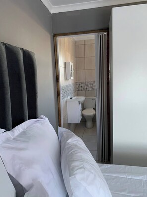 1 bedroom, iron/ironing board, internet - Beach view, en-suite bedroom2 (Gqeberha)