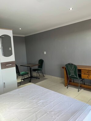1 dormitorio, tabla de planchar con plancha, Internet