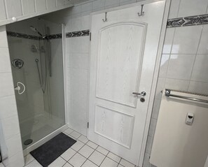 Ducha, secador de pelo y toallas