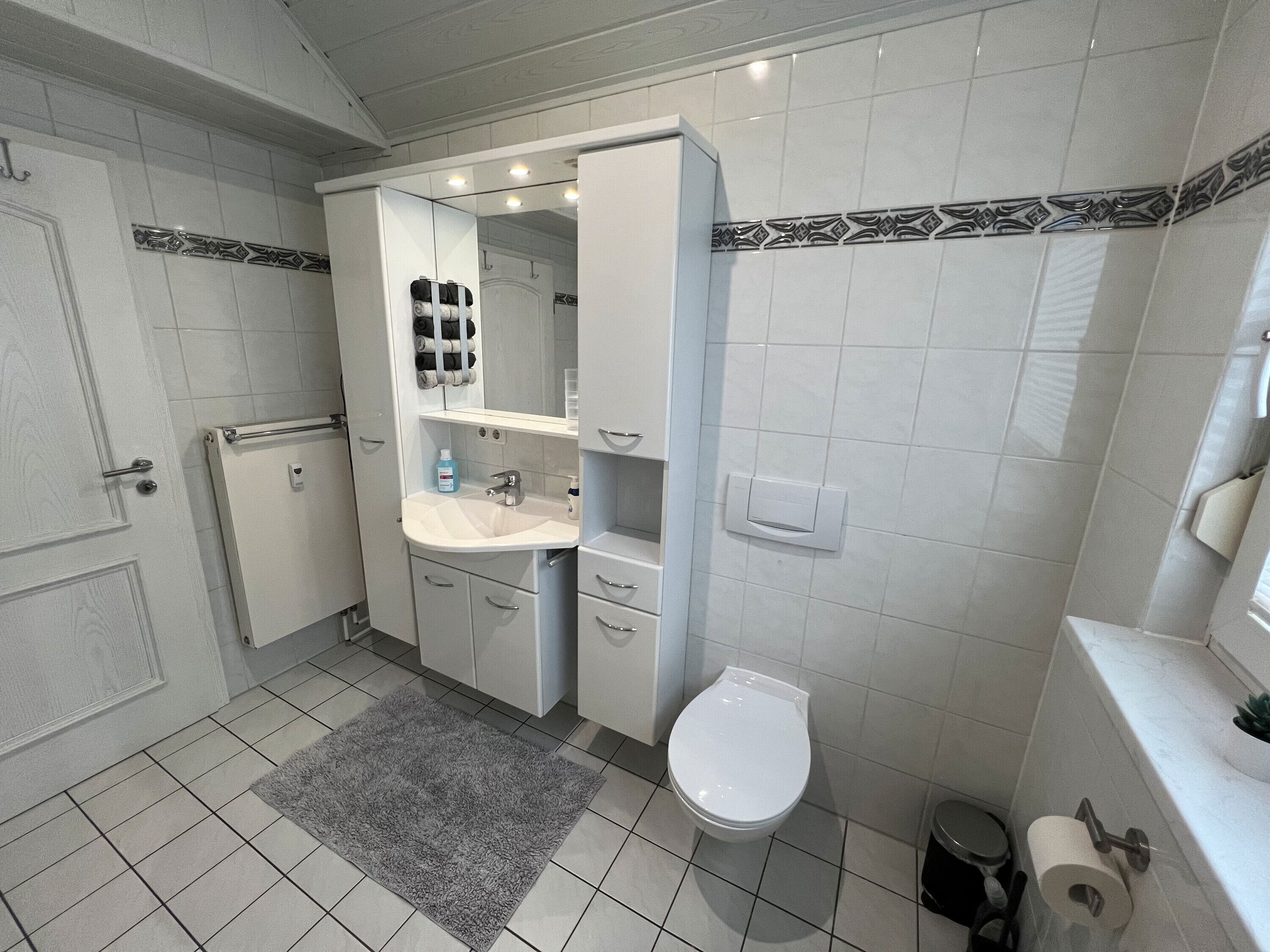 Een douche, een haardroger, handdoeken