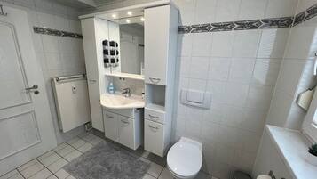 Suihku, hiustenkuivaaja, pyyhkeet