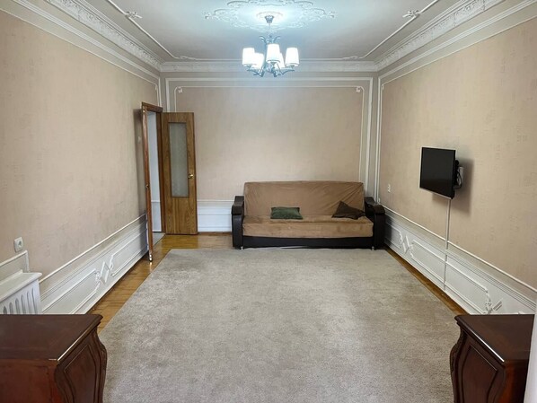 Living area - Charming 2-bedroom apart with WiFi and AC close to airport and trainstation 5min (Tashkent)