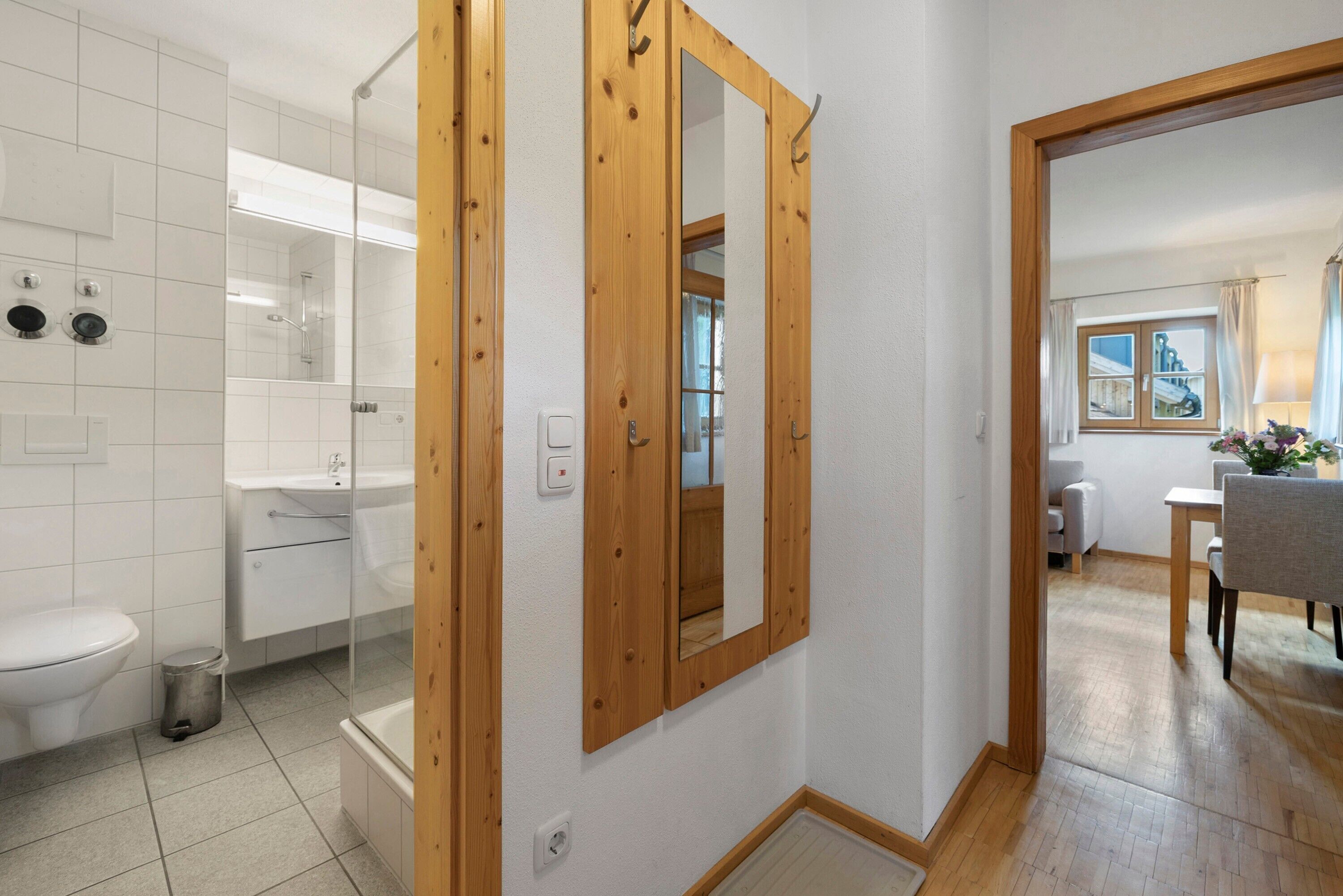 Un baño moderno con ducha, inodoro y lavabo.