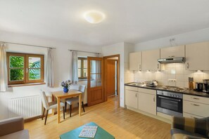 Kühlschrank, Ofen, Herdplatte, Wasserkocher mit Kaffee-/Teezubehör