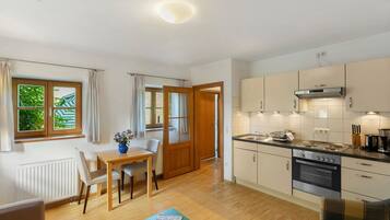 Kjøleskap, ovn, kokeplater og kaffetrakter/tekoker